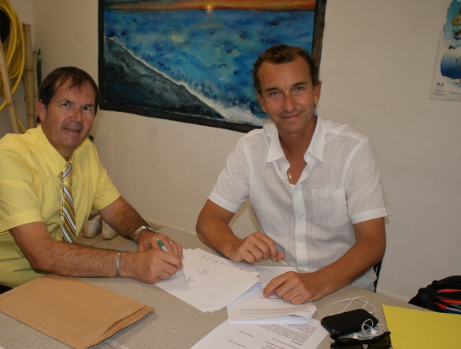 Signing of the agreement between Mr. Arlhac and Romain Renoux © St Martin’s Week
