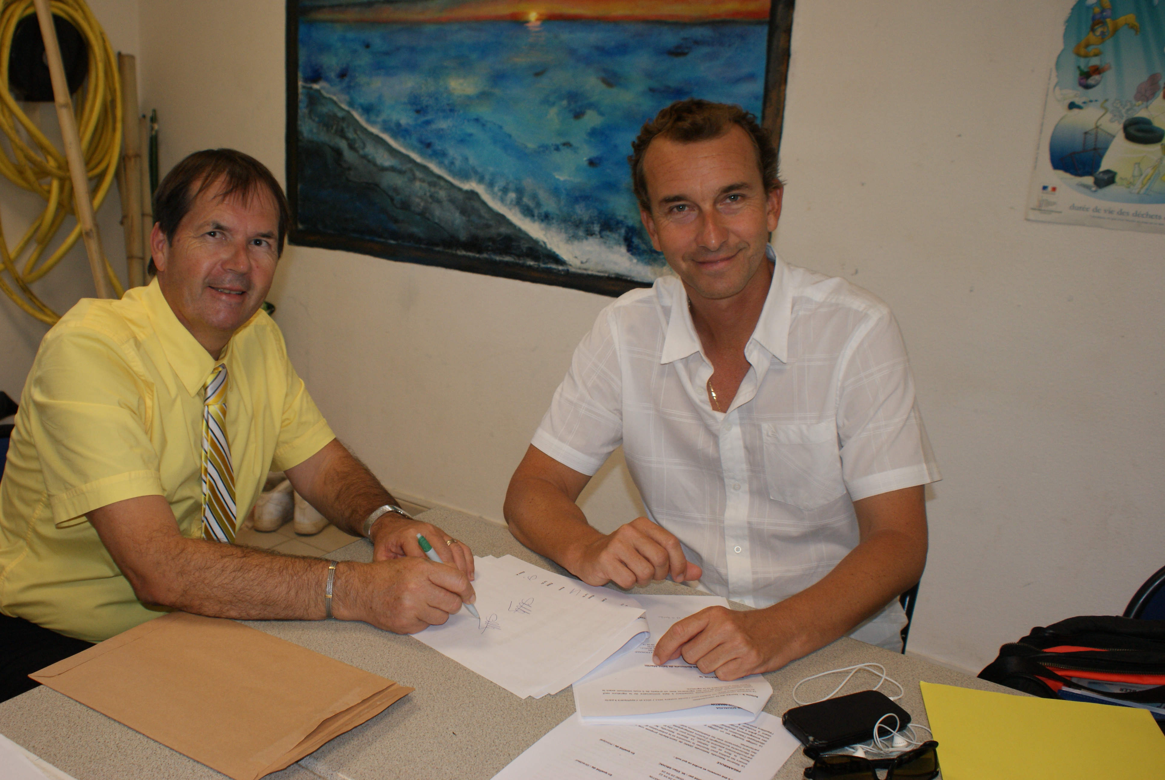 Signing of the agreement between Mr. Arlhac and Romain Renoux © St Martin’s Week