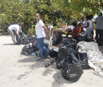 Nettoyage de la plage de Grandes Cayes | Cleaning of the Grandes Cayes beach